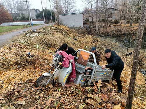 老人騎車掉進(jìn)汪塘--干群聯(lián)手成功施救1.jpg