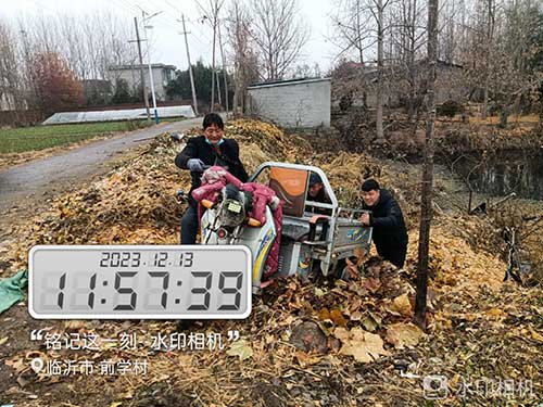 老人騎車掉進(jìn)汪塘--干群聯(lián)手成功施救2.jpg